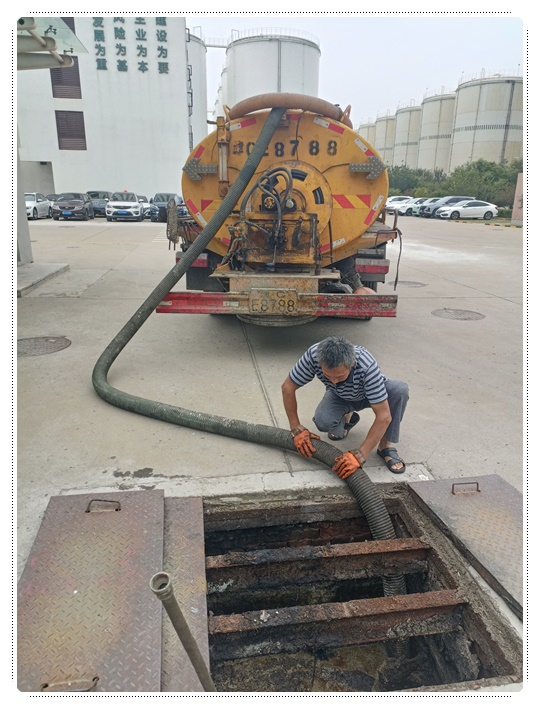 乌拉特中隔油池清掏