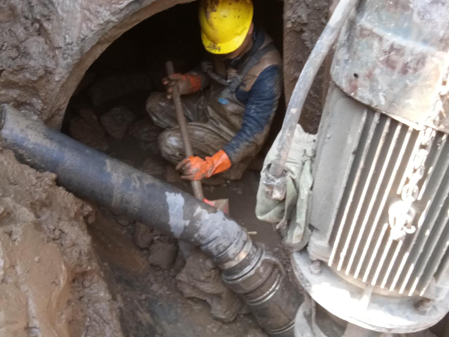 乌拉特中管道清淤