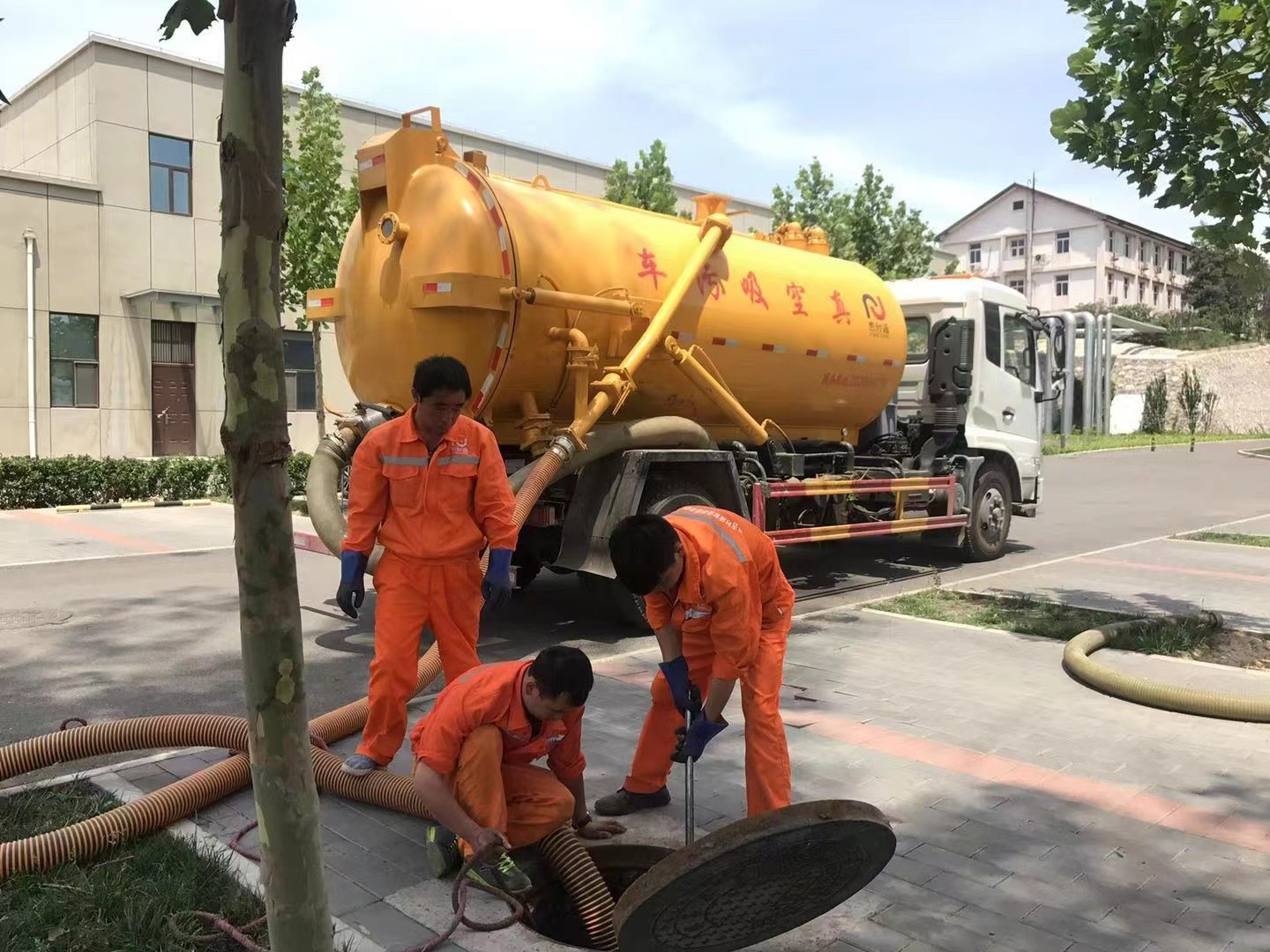 乌拉特中管道疏通车停在窨井附近