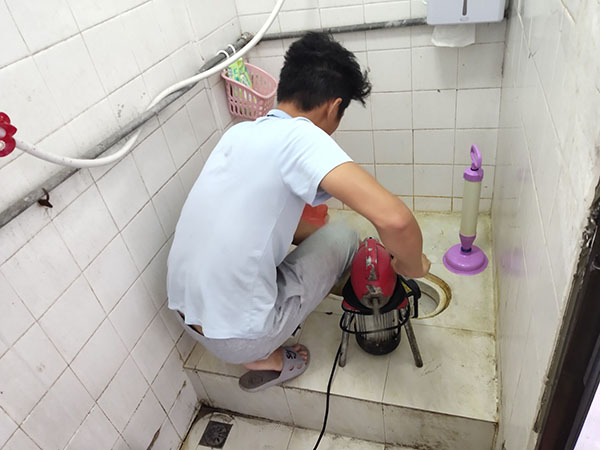 乌拉特中管道堵塞冒臭气 专业师傅现场解决问题