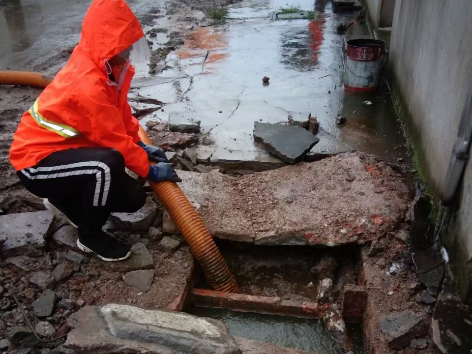 乌拉特中专业清理污水池 炜誉市政以规范流程守护城市 “肠道”