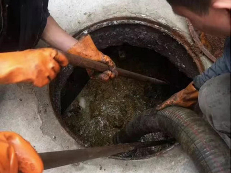 乌拉特中清理化粪池时如何避免沼气的危害？